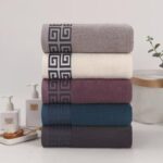 Ręcznik z wzorem 70x140 jasny szary